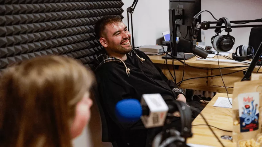 Felix Lobrecht als Studiogast bei Radio Kohli - Mosaik-Berlin