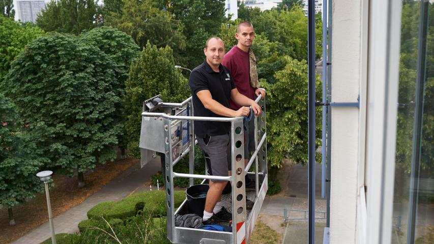 Fensterreinigung mit dem Hubwagen durch die Gebäudereinigung von Mosaik-Services