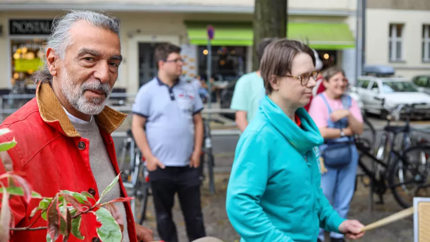 Trommel-Gruppe der Mosaik-Werkstatt aus Kreuzberg vorm Charlottchen - Auftakt bei der Fête de la Mosaik 2026