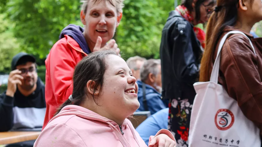 Begeisterte Zuschauerin vorm Charlottchen bei der Fête de la Mosaik 2026