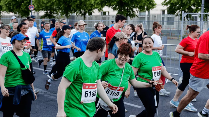 Mosaik beim Berliner Firmenlauf 2025 - mit Spaß bei der Sache