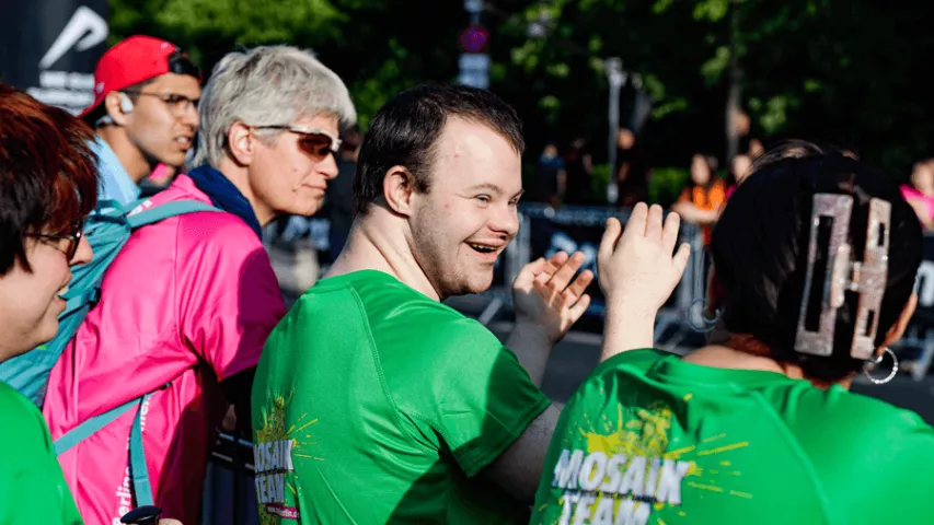 Mosaik beim Berliner Firmenlauf 2025 - auch auf den Zuschauertribünen Topleistung