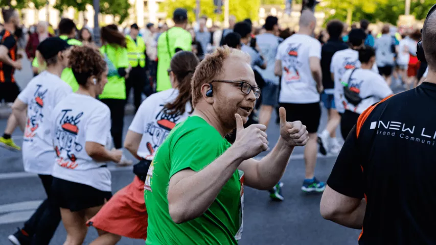 Mosaik beim Berliner Firmenlauf 2025 - Daumen hoch auf der Strecke