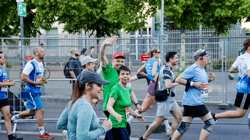 Mosaik beim Berliner Firmenlauf 2025 - Zeit zum Grüßen bleibt immer