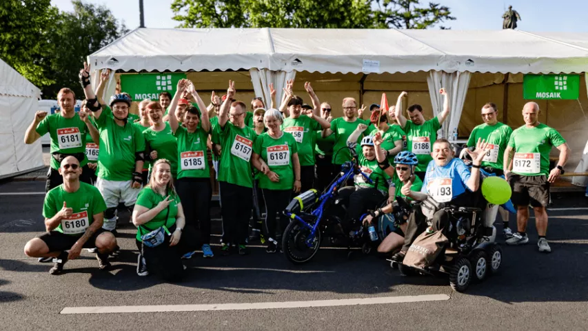 Mosaik beim Berliner Firmenlauf 2025 - Gruppenfoto