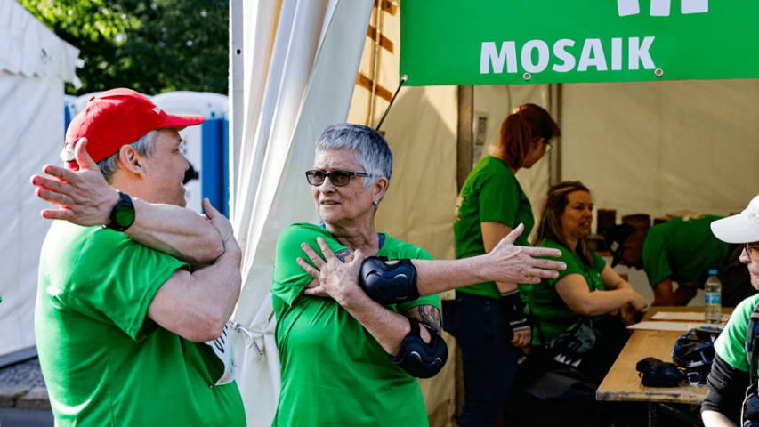 Mosaik beim Berliner Firmenlauf 2025 - Dehnen nicht vergessen