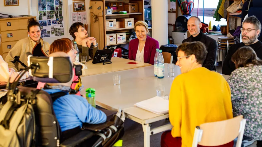 Franziska Giffey bei Mosaik - hier im Gespräch mit dem BFB-Rat der Werbellinstraße