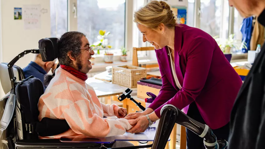 Franziska Giffey schüttelt BFB-Teilnehmerin Siham Mahmoud die Hand - während ihres Besuchs bei Mosaik