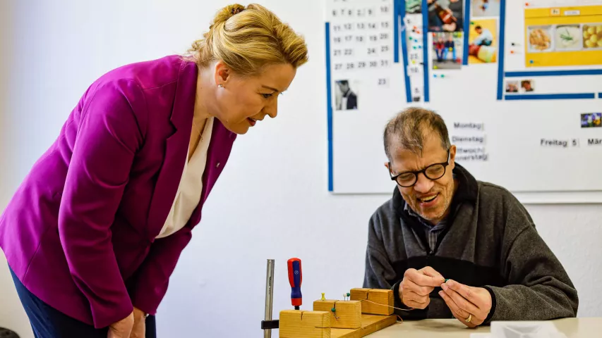 Franziska Giffey zu Besuch bei Mosaik im BFB Werbellinstraße - hier im Gespräch mit einem Teilnehmer, der von seiner Arbeit berichtet