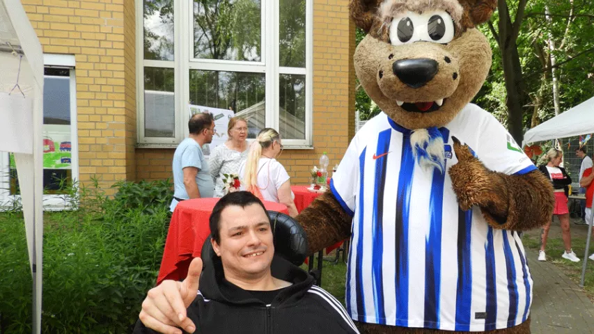 Überraschungsgast Herthinho sorgt für tolle Fotoerinnerungen beim Frühlingsfest