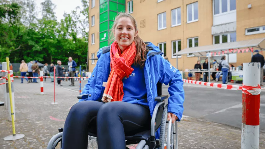 Auf dem Rolli-Parcours zum Frühlingsfest "All Inklusiv" in der Spandauer Götelstraße 2025 konnten sich Besucherinnen und Besucher ausprobieren