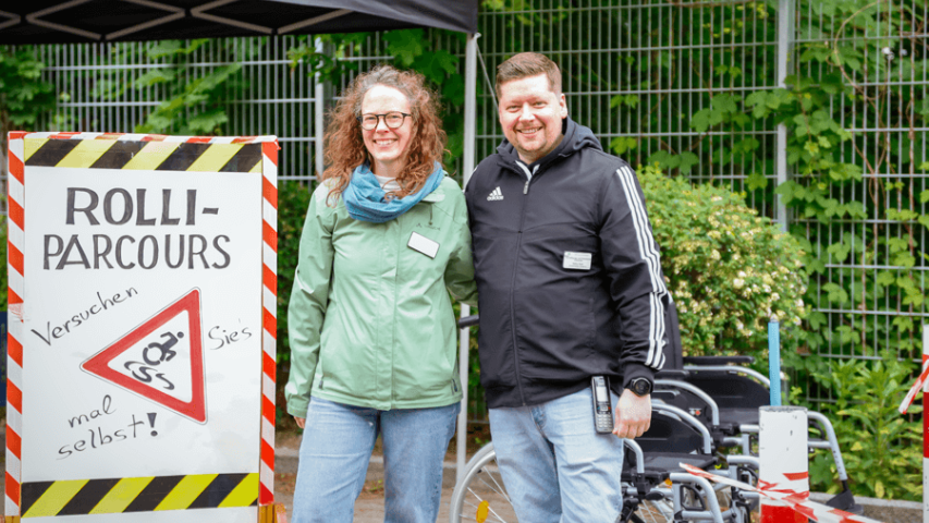 Ein Rolli-Parcours zum Frühlingsfest "All Inklusiv" in der Spandauer Götelstraße 2025 lud zum Mitmachen ein