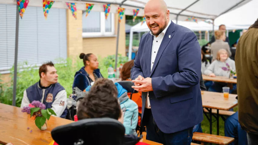 Spandaus Bezirksbürgermeister Frank Bewig auf dem Frühlingsfest "All inklusiv" in der Spandauer Götelstraße