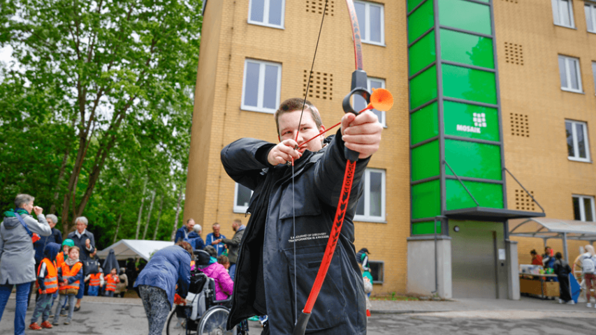 Bogenschießen zum Mitmachen und Ausprobieren - auf dem Frühlingsfest "All inklusiv" in der Spandauer Götelstraße