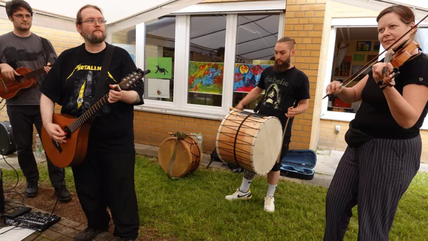 Auftritt der Band Rabenaas beim Frühlingsfest in der Götelstraße