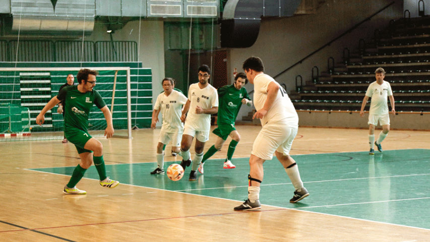 Kampf um den Ball beim Fußballfreundschaftsturnier in der Sömmeringhalle