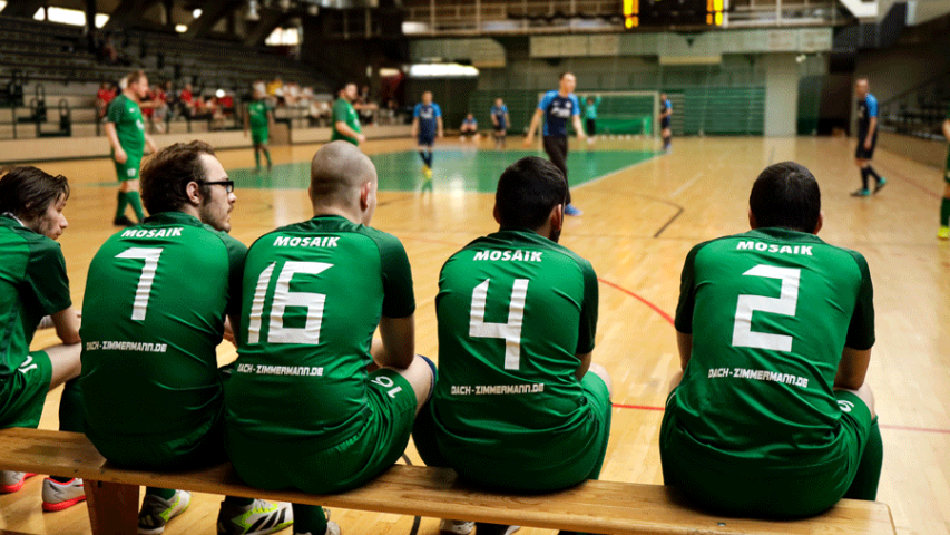 Warten auf den Einsatz beim Fußballfreundschaftsturnier