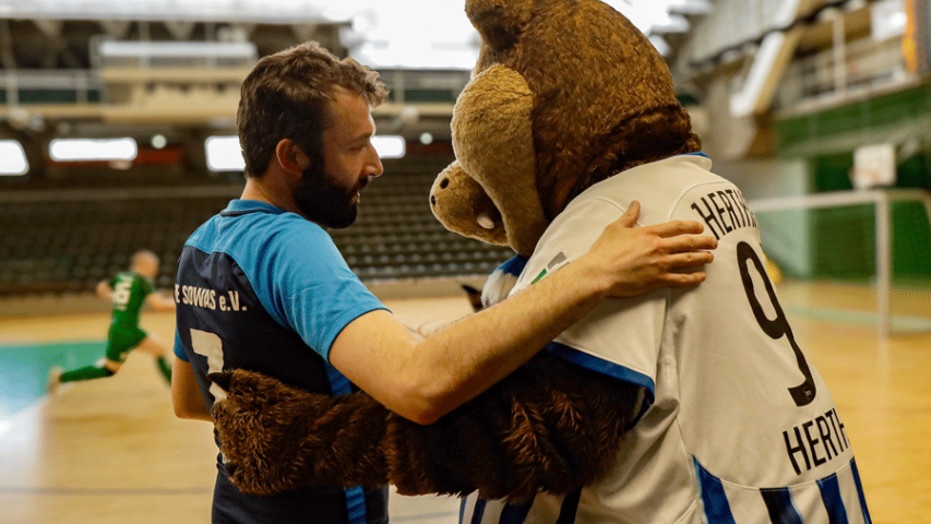 Hertha-Maskottchen Herthinho sorgt für große Freude bei allen