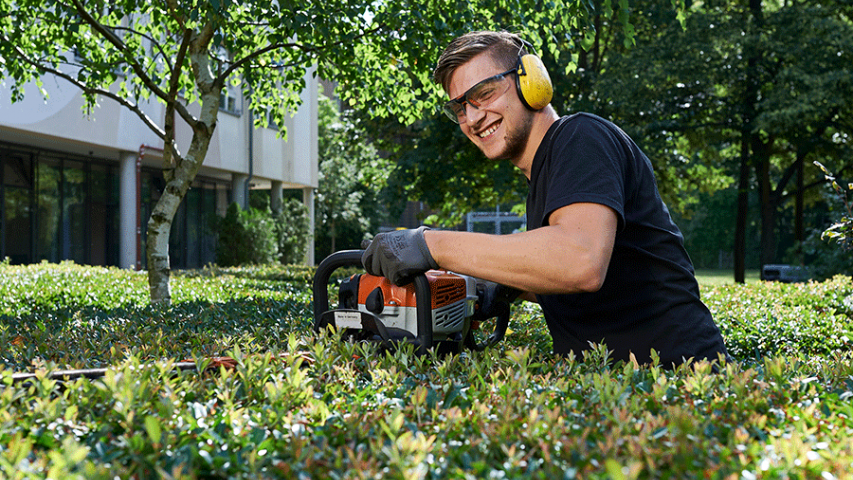 Mitarbeiter in der Garten- und Landschaftspflege bei Mosaik