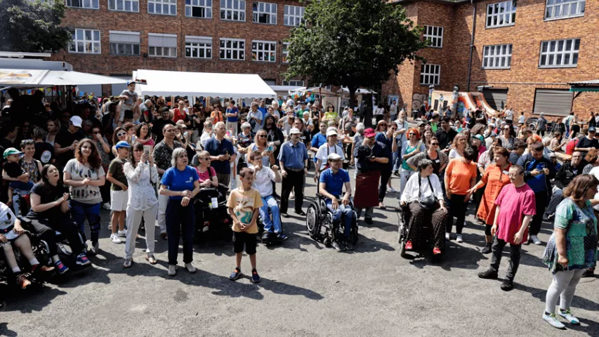 Begeistertes Publikum vor der Bühne beim Gemeinschaftsfest im Askanierring
