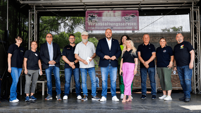 Eröffnung: Die Mieter vom Askanierring eröffneten das Fest gemeinsam mit Bezirksbürgermeister Frank Bewig (Mitte), Mosaik wurde von Geschäftsführer Frank Jeromin (3.v.l.) und Standortleiterin Anne Rein (2.v.l.) vertreten