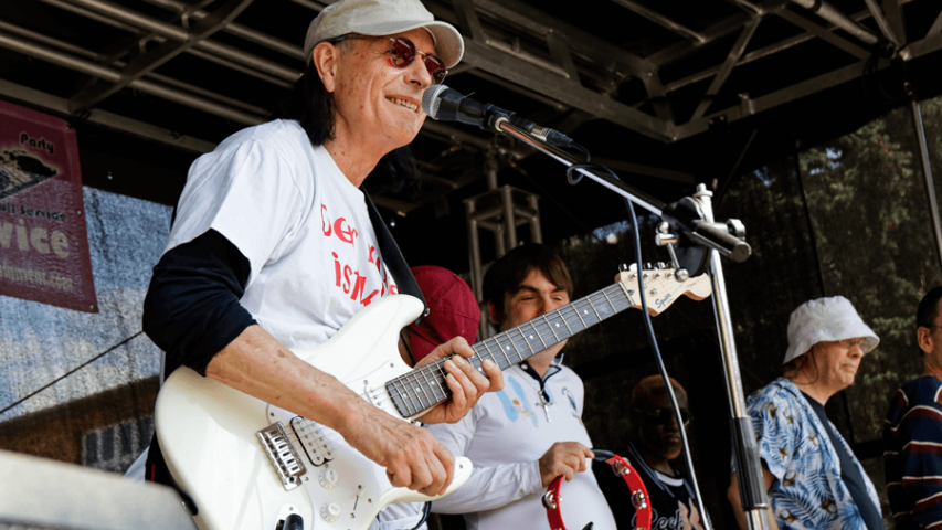 Harry Collin mit dem Mosaik-Song "Jeder ist ein Mosaikstein" auf der Bühne beim Gemeinschaftsfest