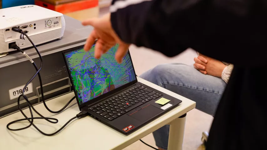 Gesten der Teilnehmenden erscheinen als Formen und Farben auf dem Laptop