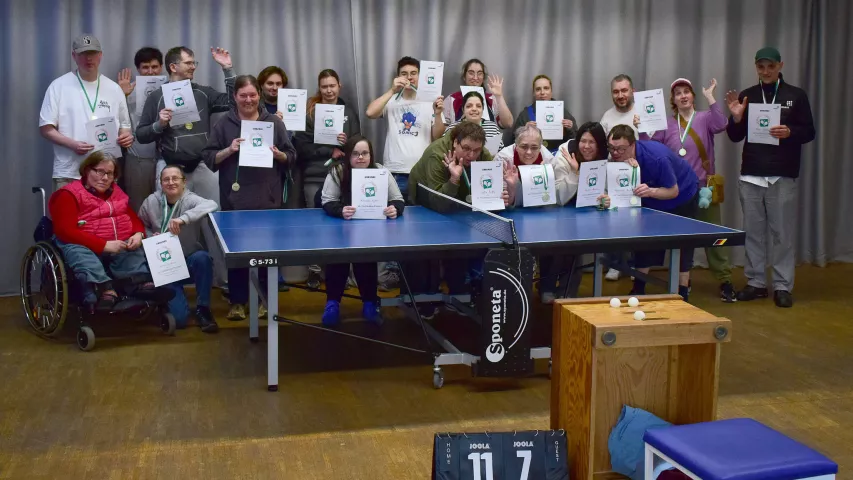 Gruppenfoto beim Tischtennisturnier in der Mosaik-Werkstatt in Mitte