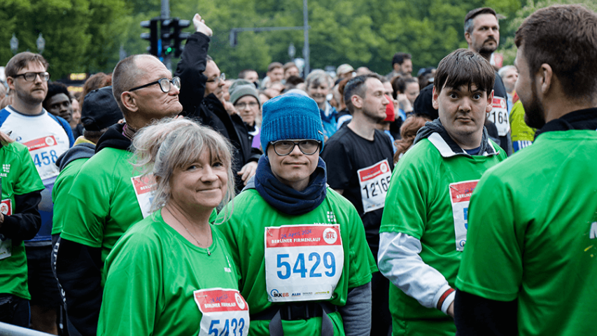 Warten auf den Start: Mosaik-Läuferinnen und - Läufer in der Menge 