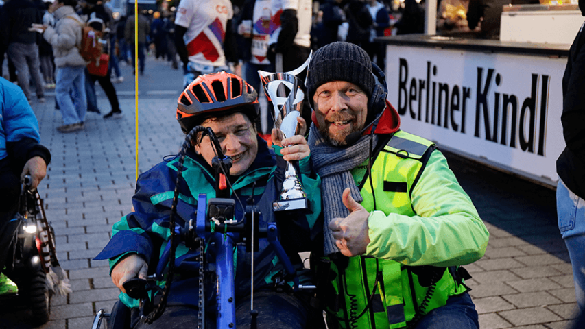 Carola Falkowski wird zweite bei den Handbikerinnen - hier mit verdientem Pokal