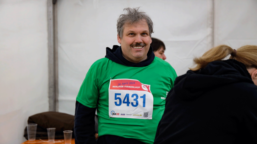 Guten Stimmung bei unseren Sportlern im Mosaik-Zelt beim 22. Berliner Firmenlauf