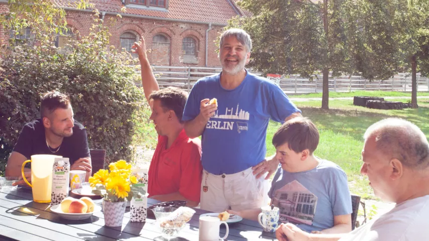 Gemeinsames Kaffeetrinken auf der Terrasse