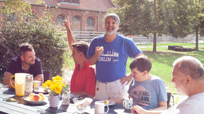 Gemeinsames Kaffeetrinken auf der Terrasse