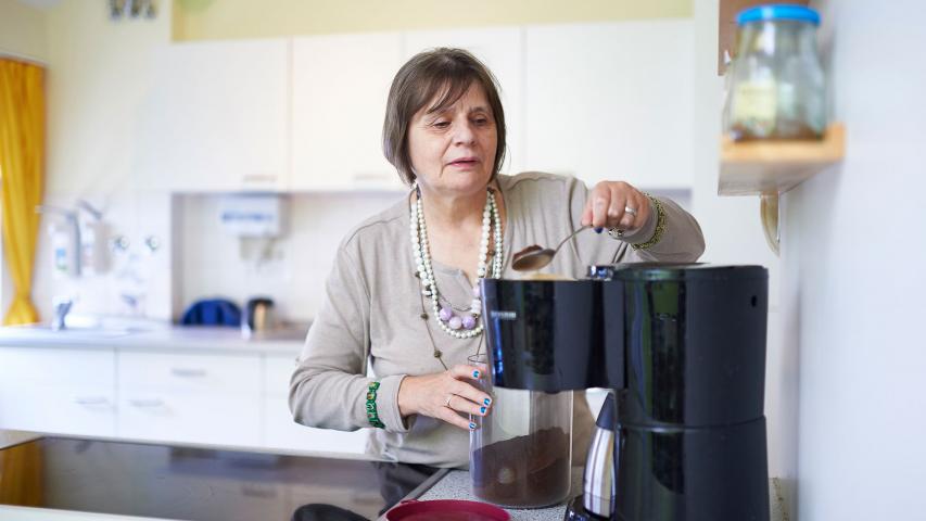 Bewohnerin kocht Kaffee in der Gruppenküche