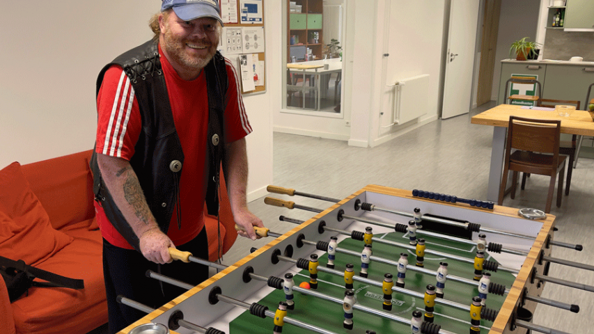 Klient beim Kickern in der Mosaik-Treffpunktwohnung in Berlin-Spandau