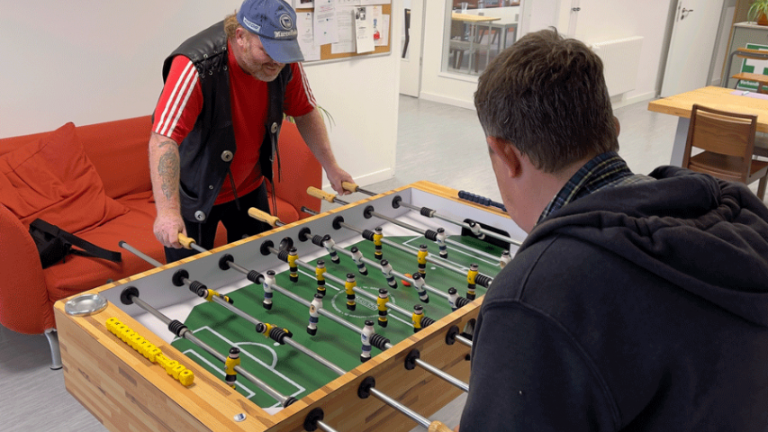 Gemeinsamer Kickerspaß in der Mosaik-Treffpunktwohnung in Berlin-Spandau