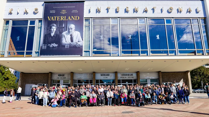 Gruppenfoto vor dem Kino International