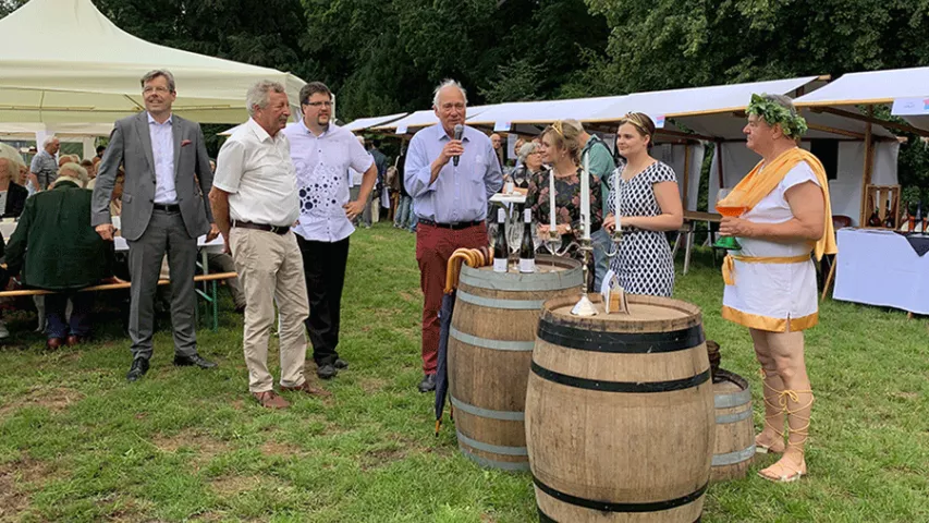 Eröffnung des Königlichen Weinfestes 2019 mit Weinköniginnen, Weinberg-Botschafter Prof. Dr. Hartmut Dorgerloh und Bacchus 