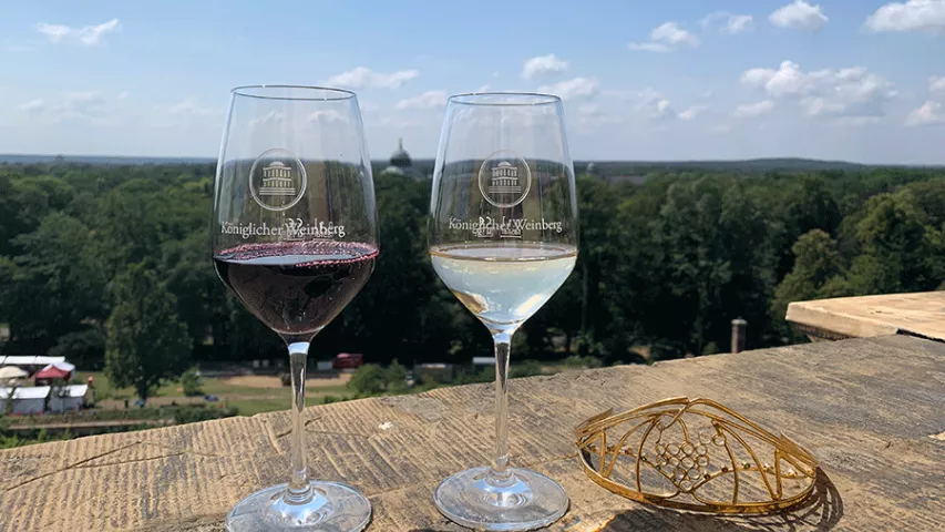 Blick auf den Schlosspark Sanssouci  vom Belvedere, auf der Balustrade die beliebten Weinberg-Gläser und die Krone der deutschen Weinkönigin