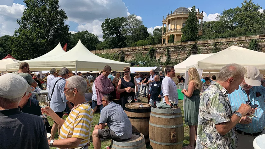 Volle Festwiese zum Königlichen Weinfest 2019