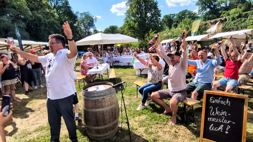Sonntag und volle Haus bei 14. Königlichen Weinfest in Potsdam - angefeuert von Projektkoordinator Andreas Kramp geht eine Laola durch die Gäste