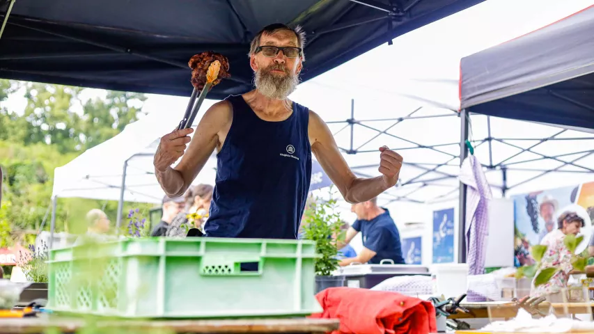 Ab auf den Grill - Mosaik-Beschäftigter kümmert sich um die Verköstigung der Gäste auf dem 14. Königlichen Weinfest