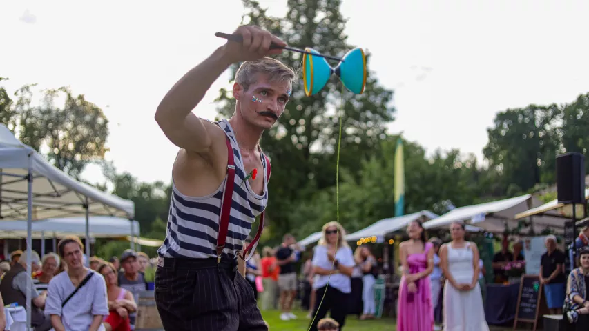 Artistik und Diabolo-Kunst auf dem Königlichen Weinfest