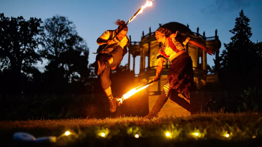 2 Artisten bei nächtlicher Feuershow auf dem Klausberg zum 14. Königlichen Weinfest in Potsdam