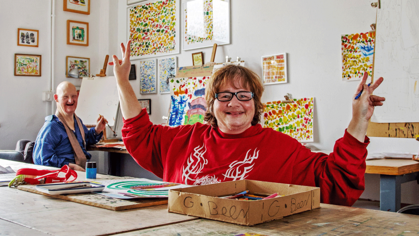 Zwei Künstler der Mosaik-Kunstwerkstatt bei der Arbeit