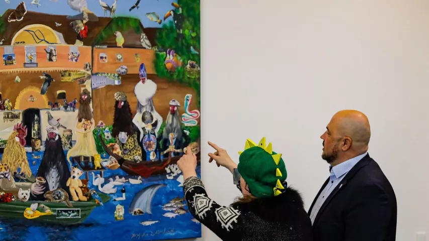 Frank Bewig und Suzy van Zehlendorf beim Betrachten des Bildes "Spandauer Allerlei"