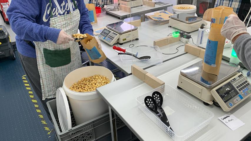 Abfüllen von Knalle Popcorn in der Mosaik-Betriebsstätte Spandau