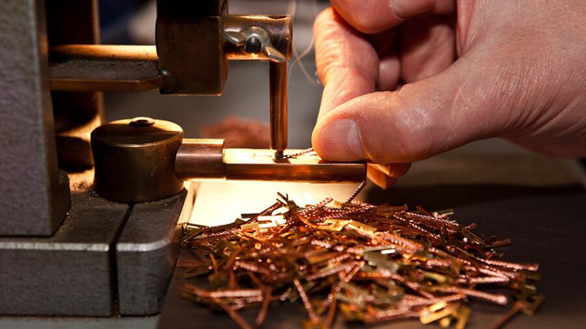 Arbeit an der Lötmaschine in der Kabelabteilung der Mosaik-Betriebsstätte Kreuzberg