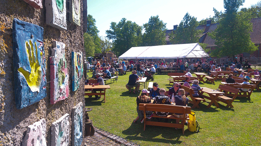 Blick auf die Festwiese beim Maifest 2024 in Kuhhorst