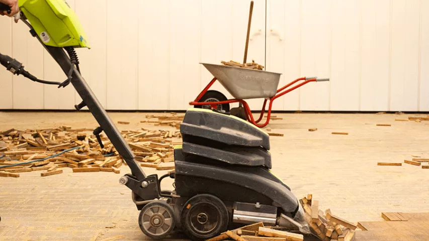 Entfernen des alten Parketts mit einer Maschine